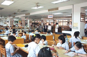 後埔小学校 図書館見学 読書が推進されている（2009年9月）