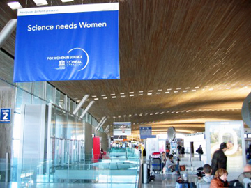 2010年4月シャルルドゴール空港「科学は女性を必要としている」